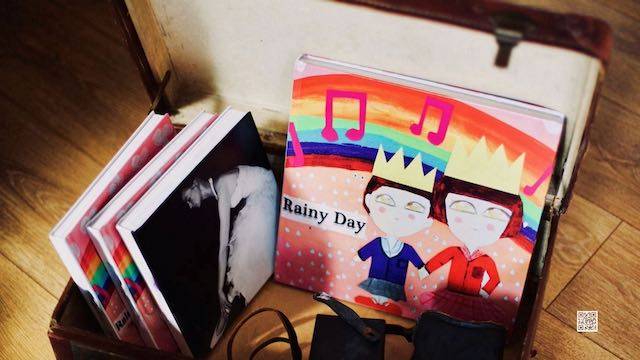 Luz Qi’s DIDI DADA DI Rainy Day began with Rose Mary’s tune by a rainy window Luz Qi’s DIDI DADA DI Rainy Day began with Rose Mary’s tune by a rainy window, blending art with nursery rhymes.